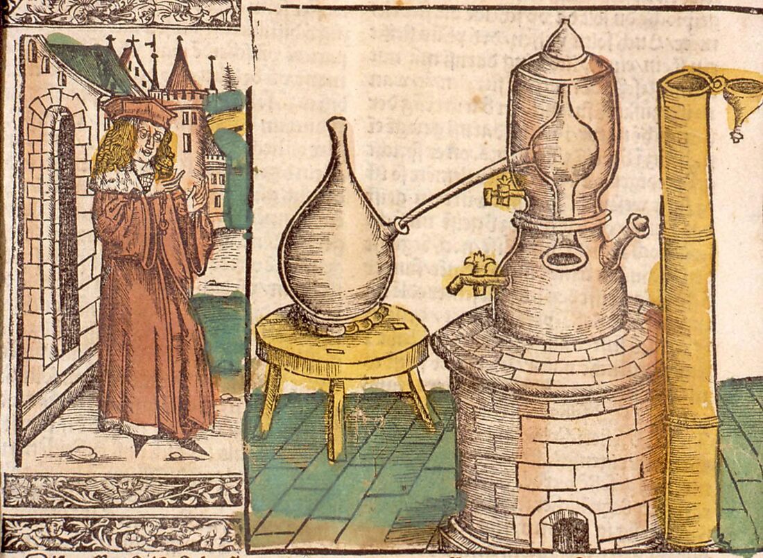 Bois gravé rehaussé de couleurs : un alambic à chapiteau posé sur un fourneau de briques, relié par un col à un récipient posé sur un tabouret ; un homme en robe à gauche.